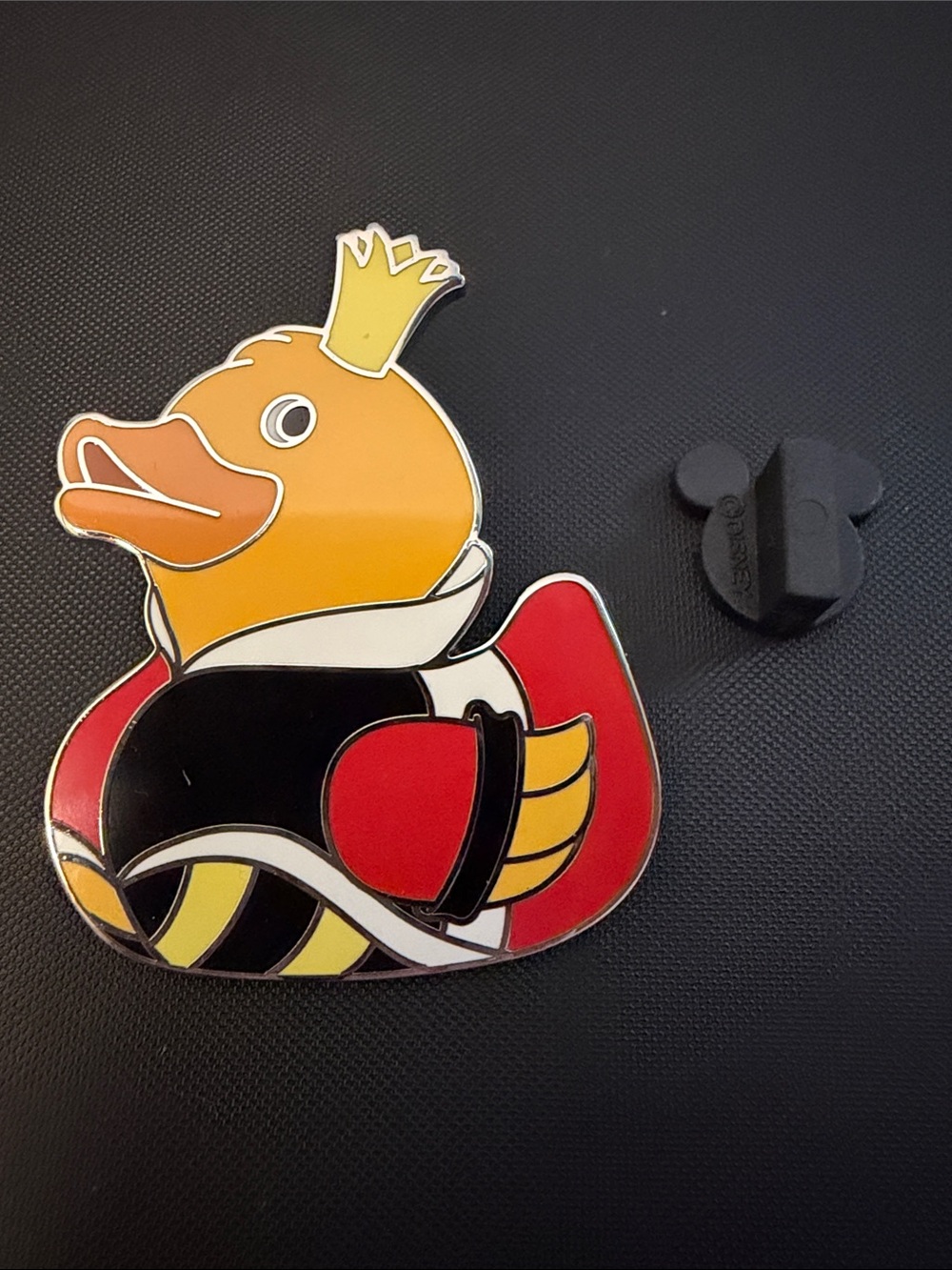 Disney queen of hearts duck pin